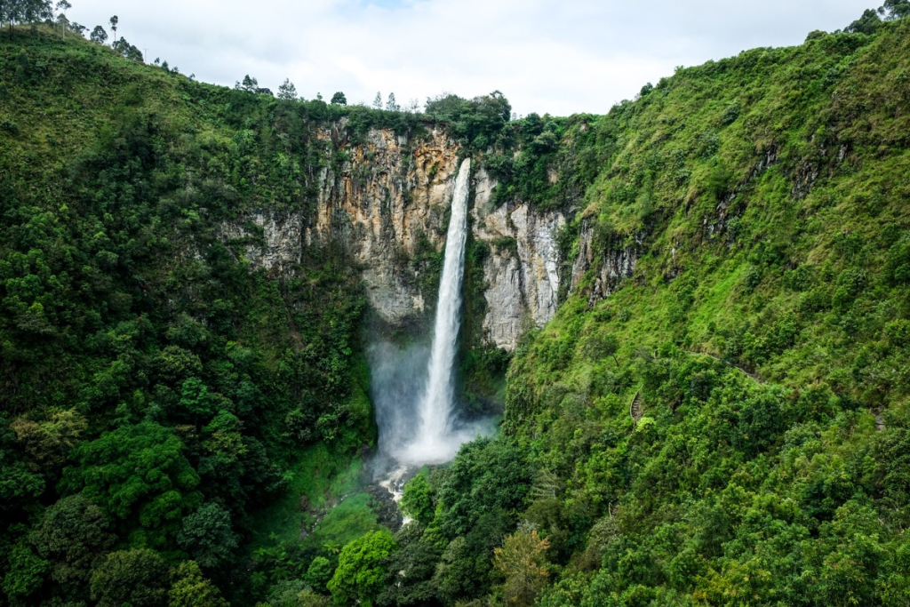 Sipisopiso waterfall 